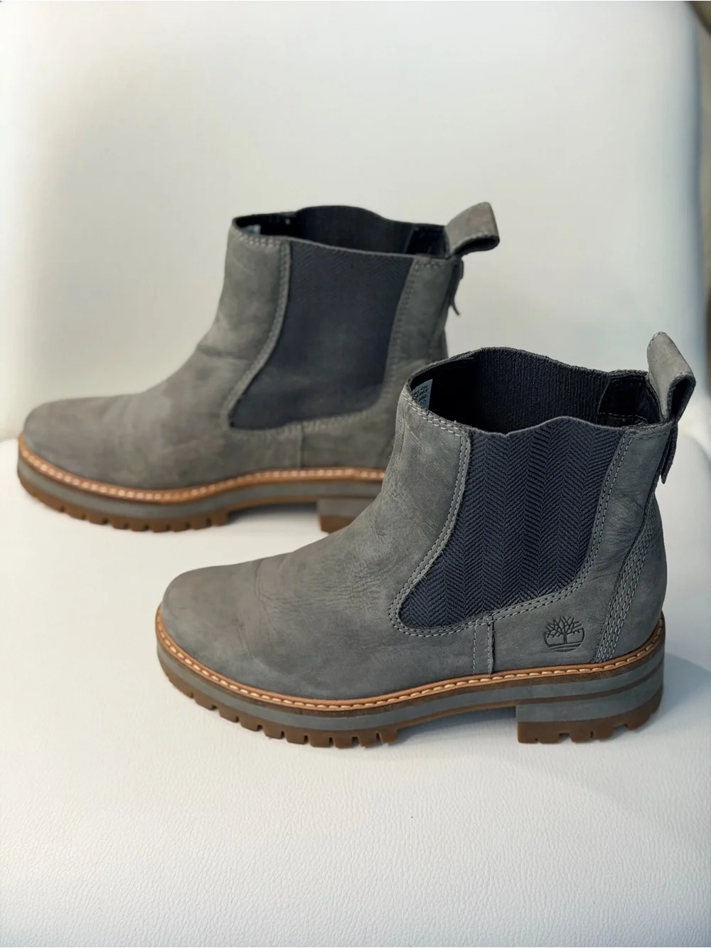 Timberland Women’s Size 5.5-6 Gray Chelsea Lug Sole Ankle Fall/Winter Boots